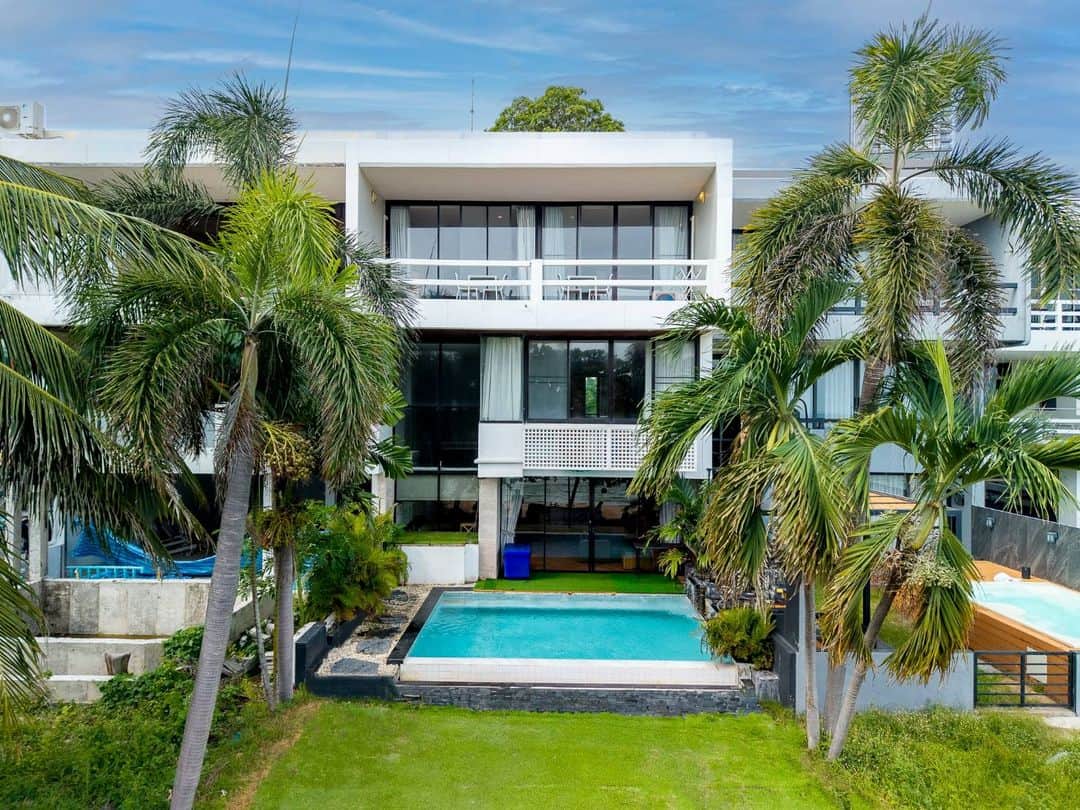 6 BEDROOM BEACH FRONT