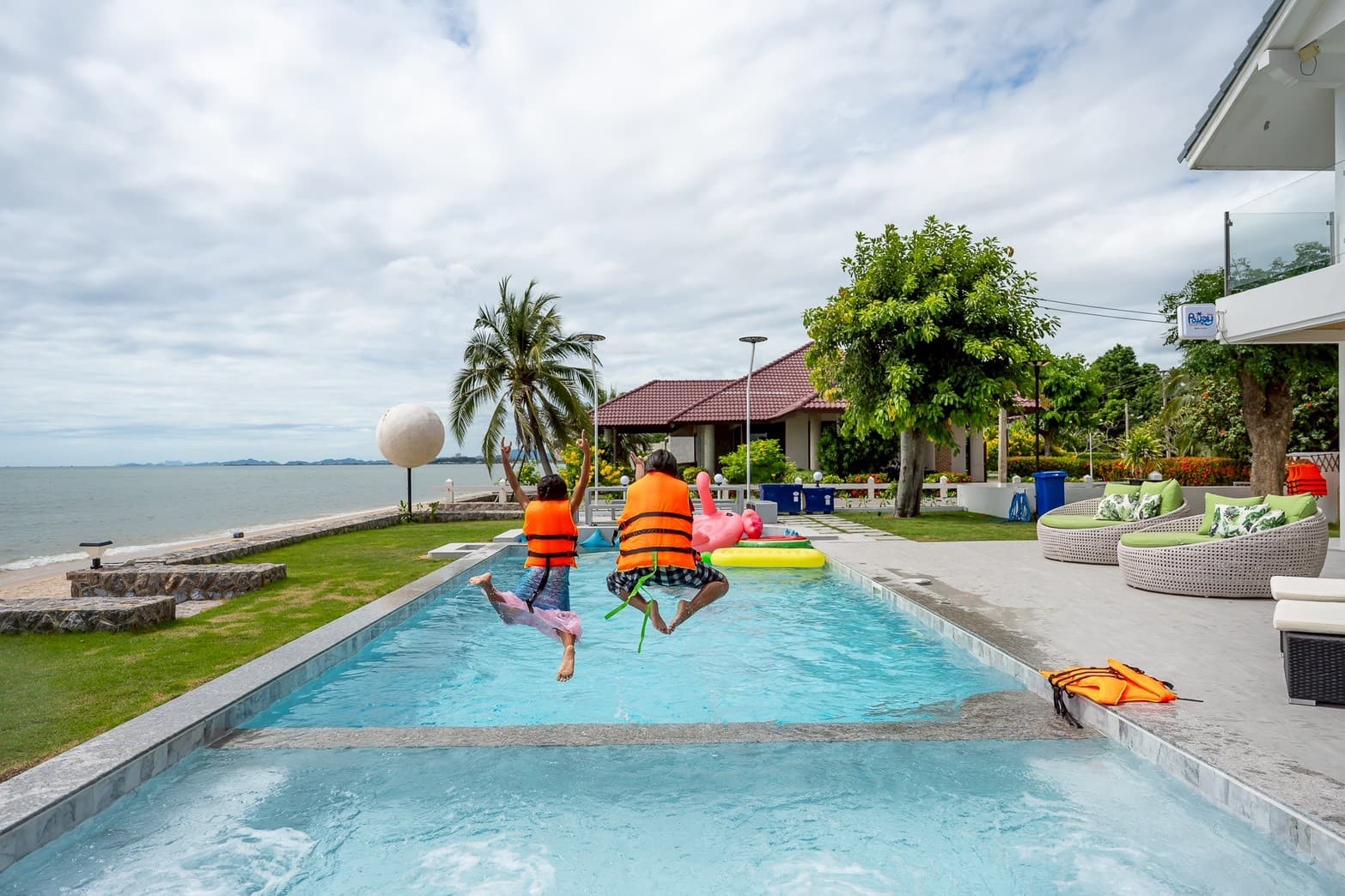 Pailay Beachfront Villa cha-am 14