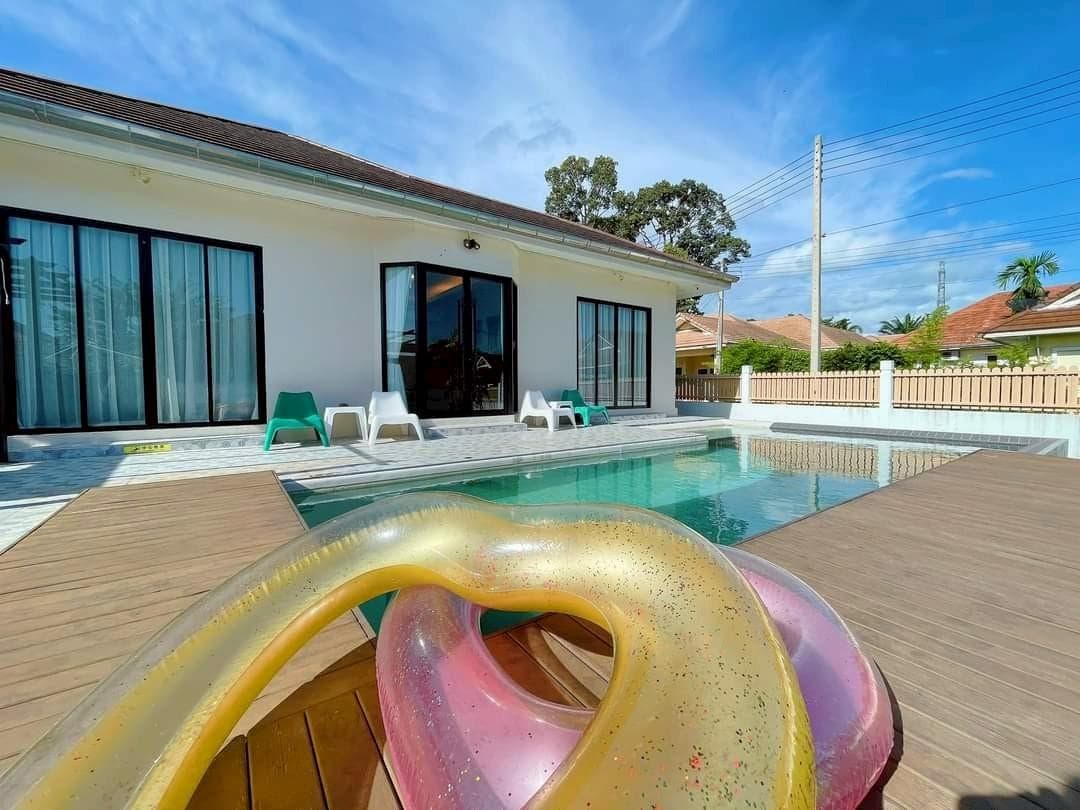 One​ Season Pool Villa