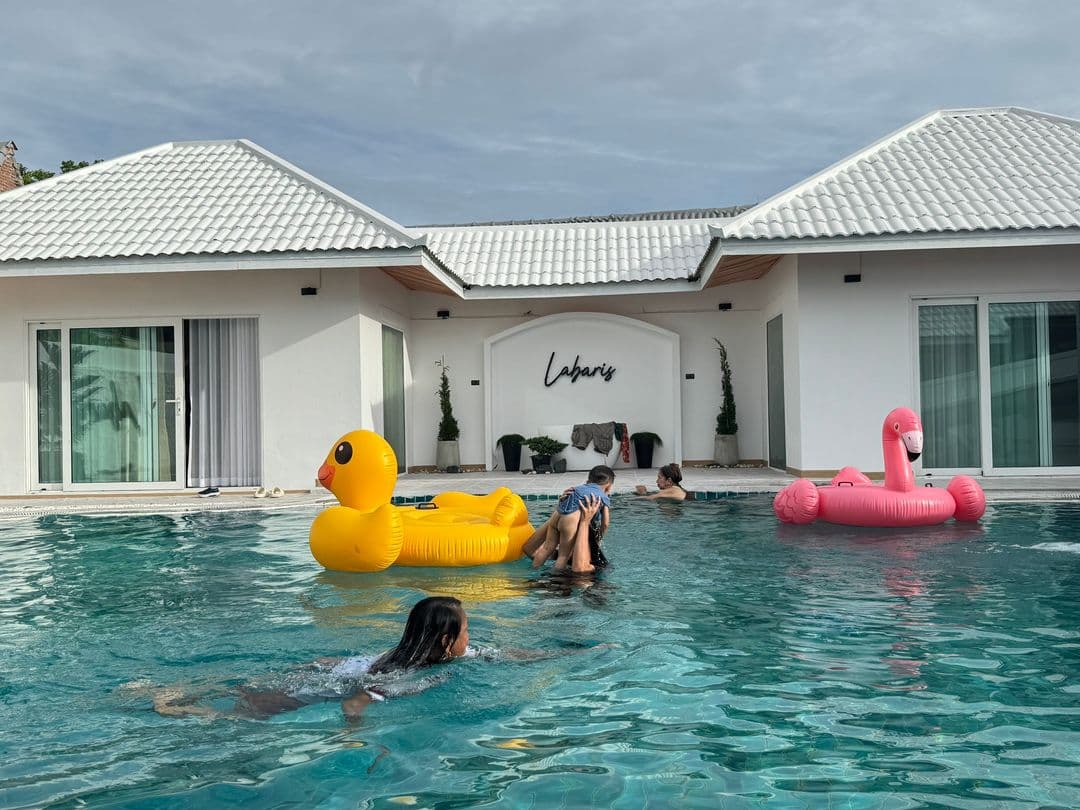 Labaris poolvilla